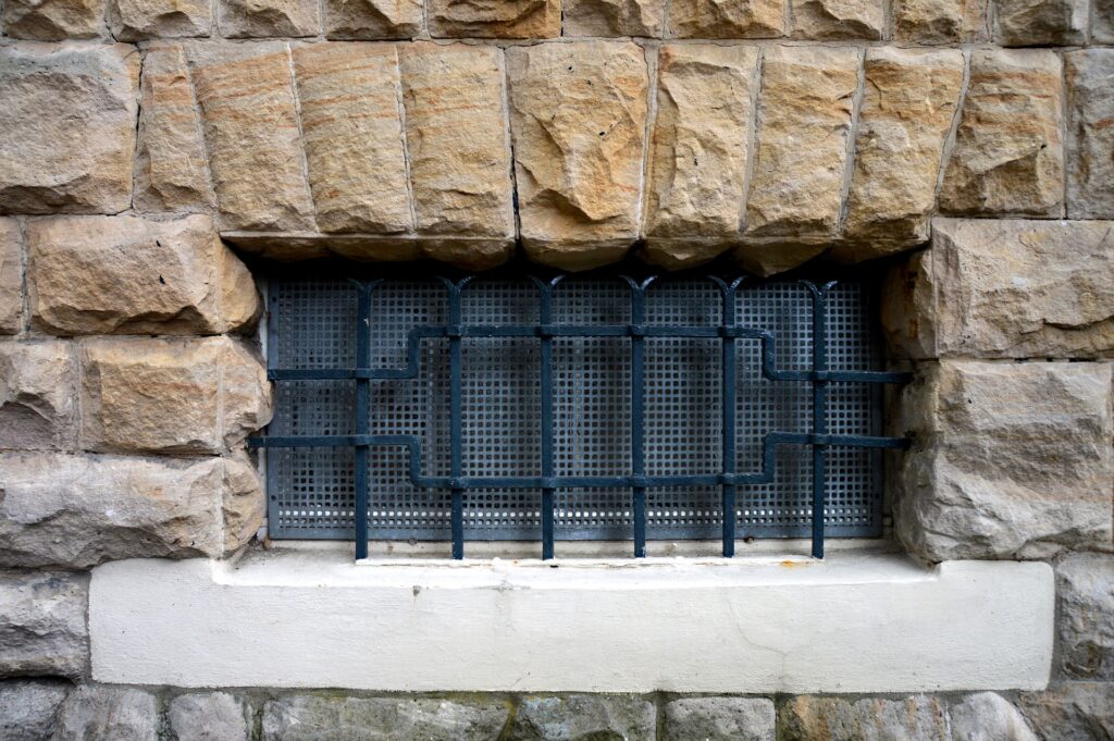 Потому что владельцам дома, построенного по технологии Велокс, проще всего подготовить дом к зиме. Теплые бесшовные стены не требуют ремонта и простоят 100 лет.