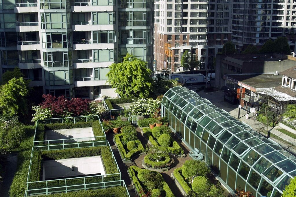 Зеленые крыши — архитектурный экотренд последнего десятилетия. «Висячие сады» не только радуют взор, но и улучшают показатели микроклимата в доме.